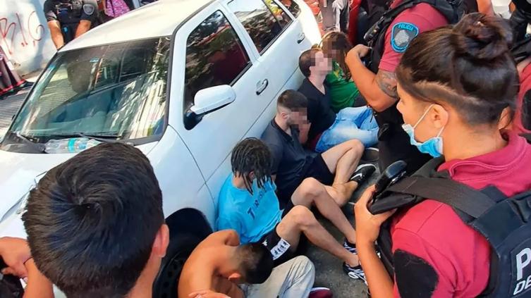 Palermo: Seis detenidos acusados de violar en grupo a una joven dentro de un auto