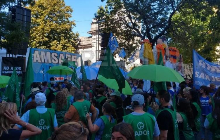 Sin acuerdo, los gremios docentes y el gobierno continúan el diálogo