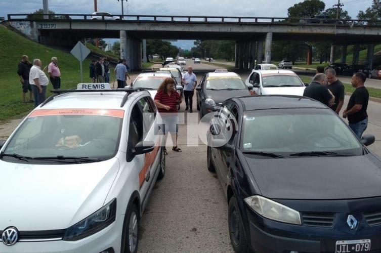 Taxistas cortan el acceso a Santo Tomé