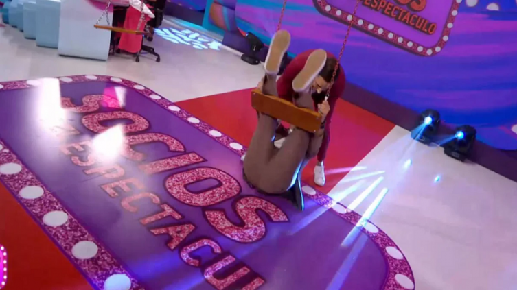 El blooper de Adrián Pallares en el debut de Socios del espectáculo