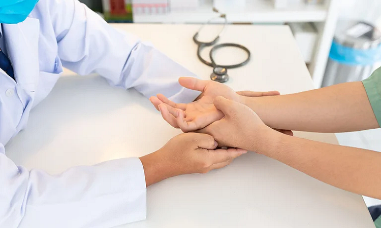 COVID-19: el nuevo síntoma post  provoca dolor en manos y pies
