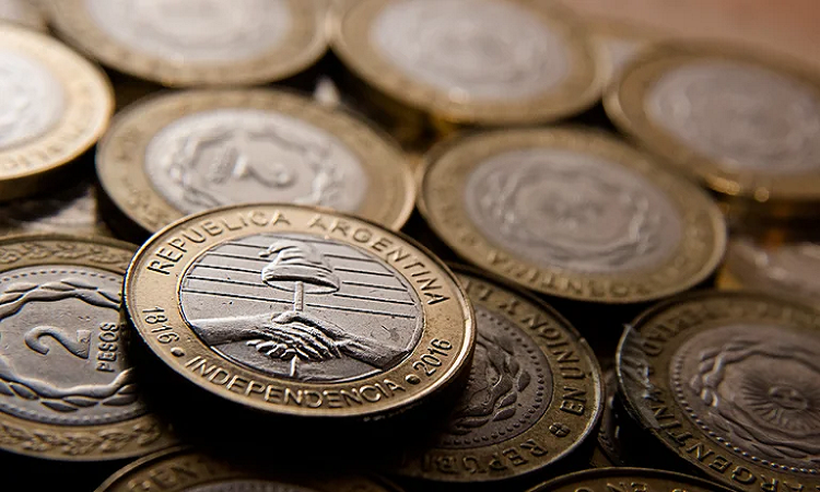 Por la disparada de los metales: “compro monedas por kilo”