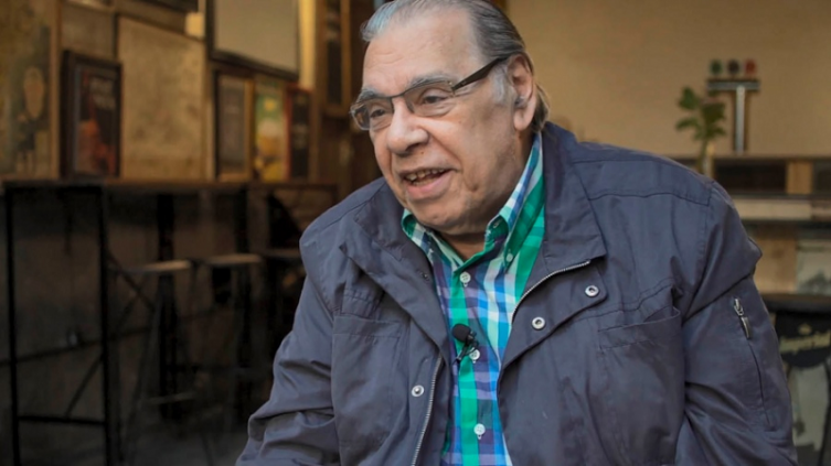 Enrique Pinti mejora y se recupera en una habitación común
