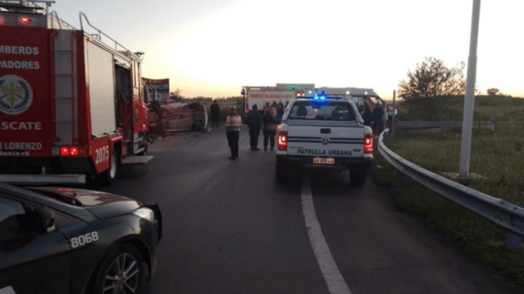 Volcó un auto con siete ocupantes y tres jóvenes perdieron la vida 