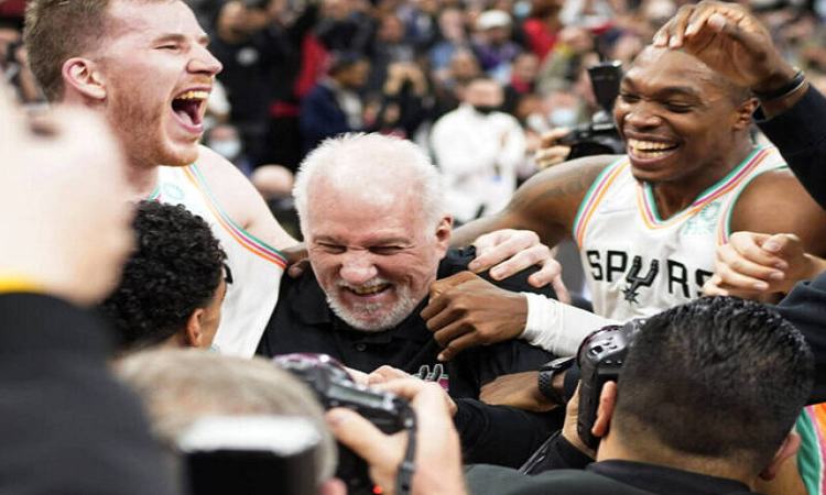 Popovich se convirtió en el entrenador con más triunfos en la historia de NBA