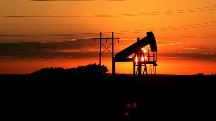 Sube el precio de petróleo, operadores evalúan riesgos de suministro