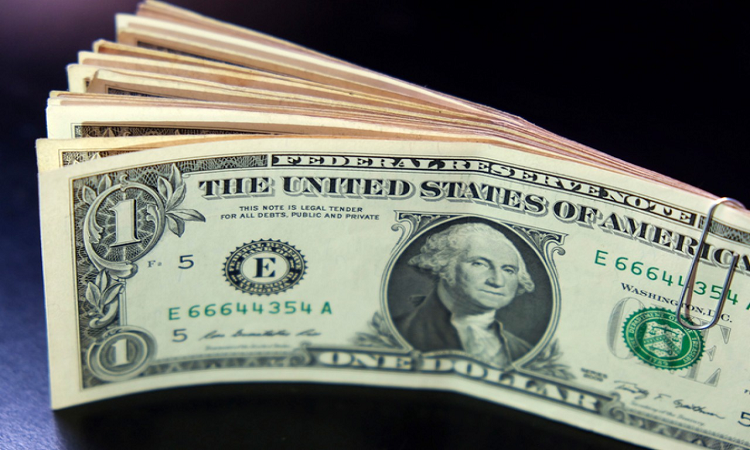 Las cinco razones por las que bajó el dólar