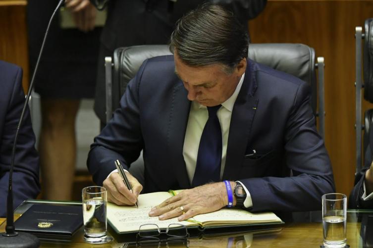Bolsonaro firmó el decreto para eliminar los impuestos a la compra de moneda extranjera