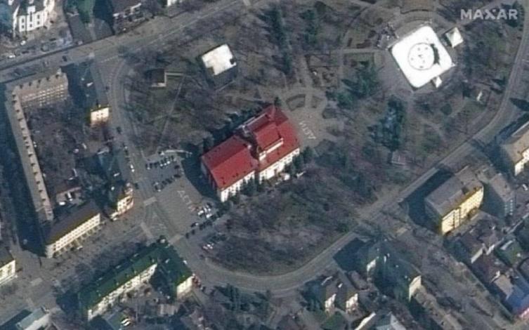 Ucrania denunció que Rusia atacó un teatro donde había cientos de refugiados