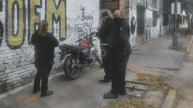 Fue a buscar su moto retenida al corralón en otra sin patente