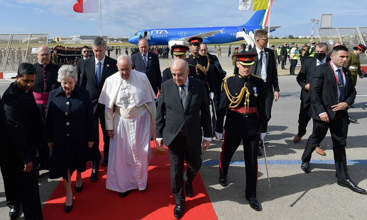 Francisco no descarta ir a Kiev y alerta del riesgo de 