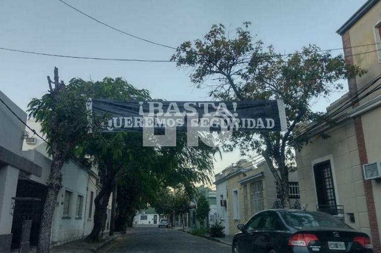 Vecinos colgaron pasacalles reclamando seguridad