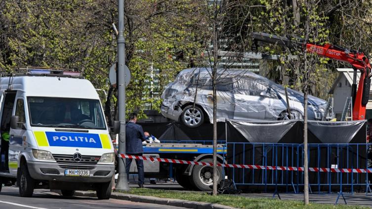 Murió un hombre al estrellar un auto contra la embajada de Rusia en Rumania