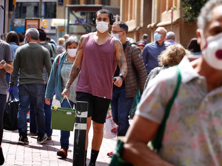Italia podría eliminar el uso obligatorio de barbijo en lugares cerrados
