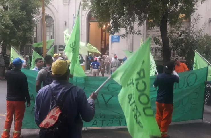 Manifestación de la UOCRA por trabajadores despedidos