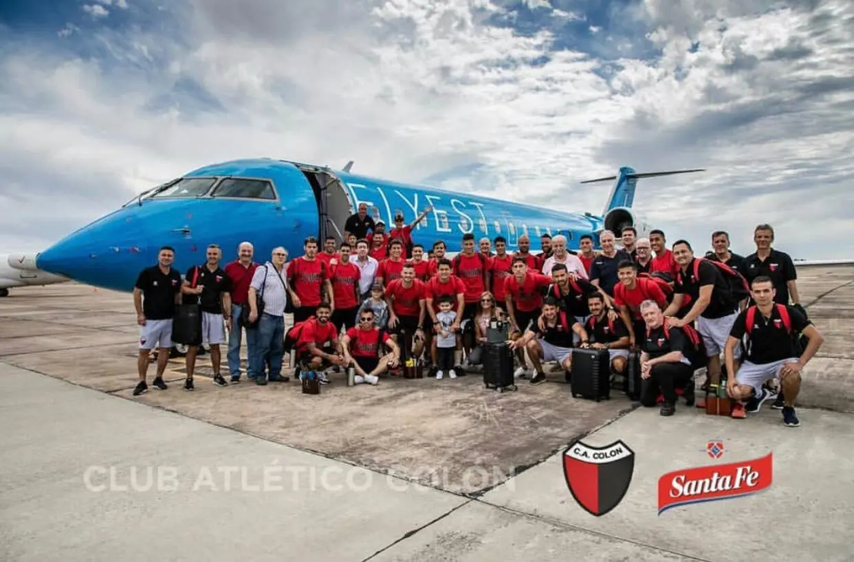Colón viaja a Paraguay en vuelo chárter con 24 futbolistas