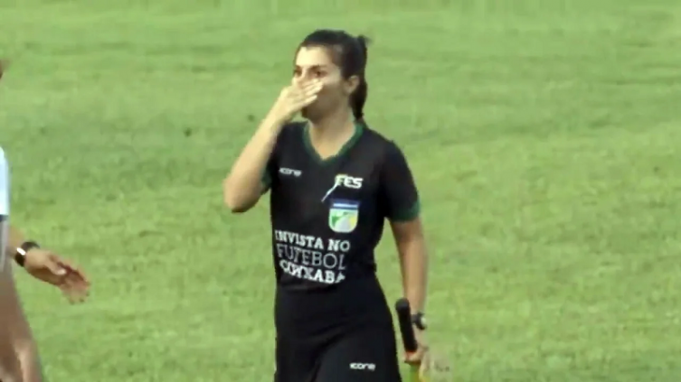 Un DT de un equipo brasileño le pegó una cabezazo a una jueza de línea