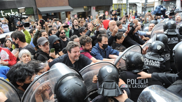 Incaa: trabajadores piden la renuncia del titular Luis Puenzo