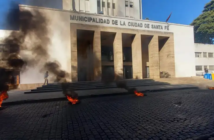 Violenta protesta de cartoneros frente a la Municipalidad 