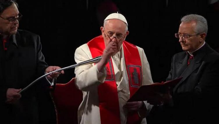 En medio de la guerra, el papa pidió en el vía crucis que 