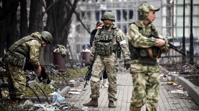 Zelenski dice que Rusia inició su esperada ofensiva terrestre en el este