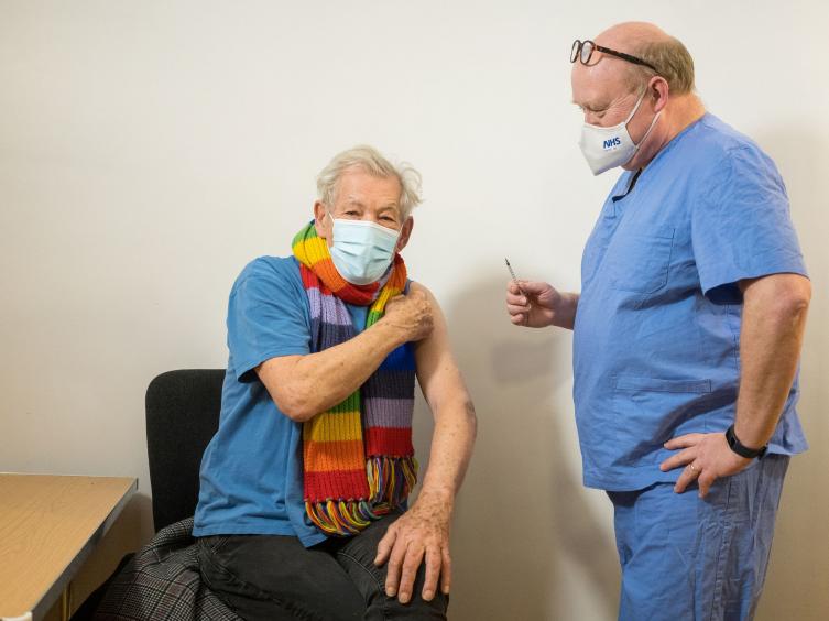 Covid: Comienza la vacunación con segundas dosis de refuerzo a mayores de 80 años