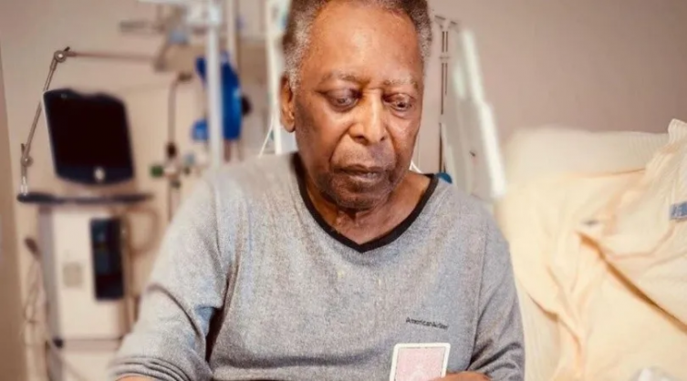 Pelé fue internado para continuar el tratamiento contra el cáncer