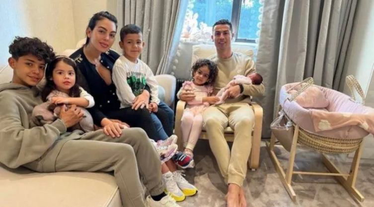 Cristiano Ronaldo y Georgina presentaron a su hija