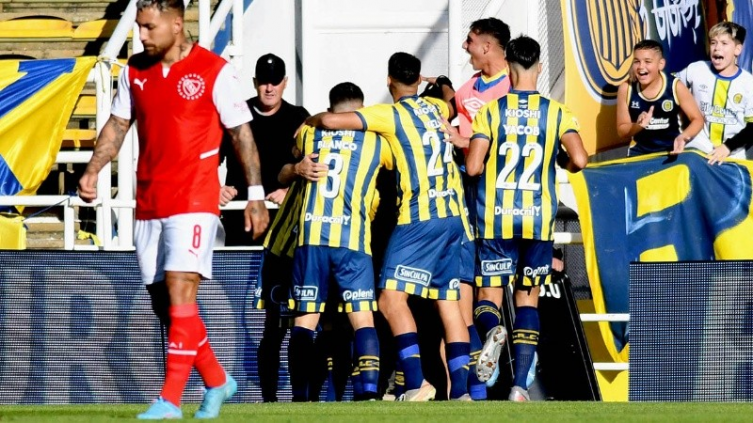 Rosario Central goleó a Independiente en el Gigante