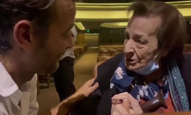 Pedro Alfonso se emocionó al conocer a una fan de 92 años