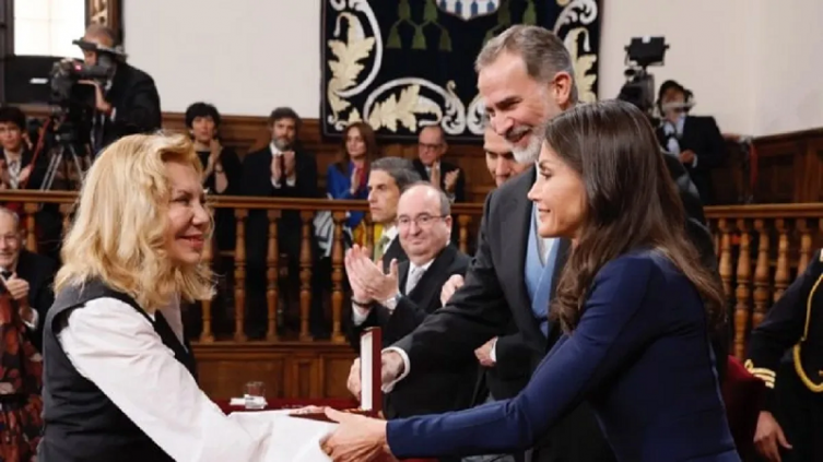Cecilia Roth junto a los reyes de España