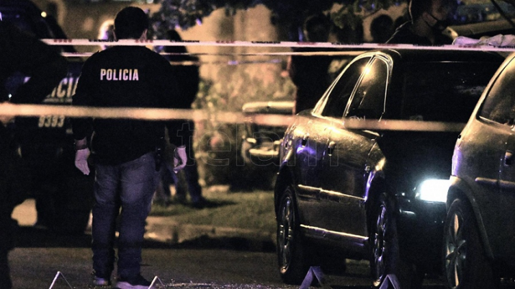 Mataron a tiros a un joven y su bebé, y lesionaron a la madre