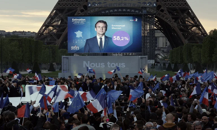 Simpatizantes del presidente francés Emmanuel Macron festejan cerca de la Torre Eiffel, en los Campos de Marte de París, Francia, el 24 de abril de 2022. REUTERS/Benoit Tessier
