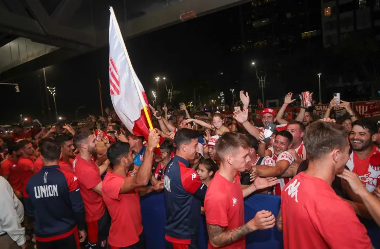 El banderazo de los hinchas tatengues en apoyo a los jugadores