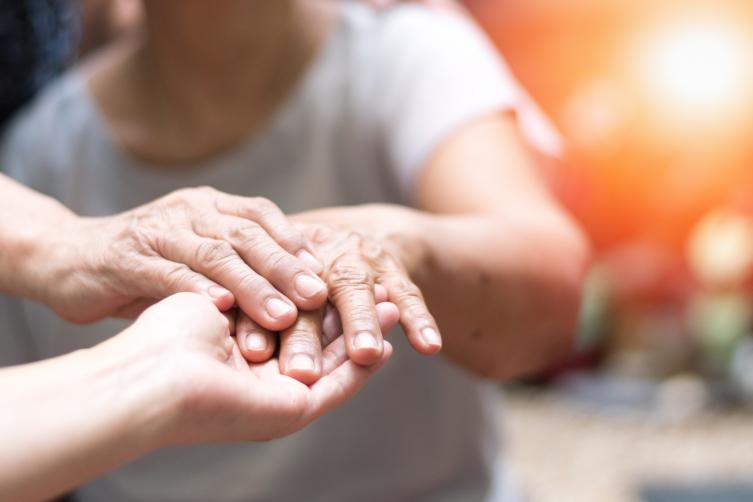 ¿Los síntomas del Parkinson pueden revertirse con un mini implante?