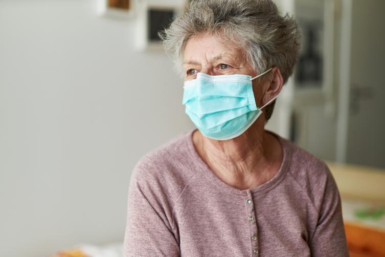 ¿Confinar a pacientes de riesgo con COVID-19 habría frenado la pandemia?