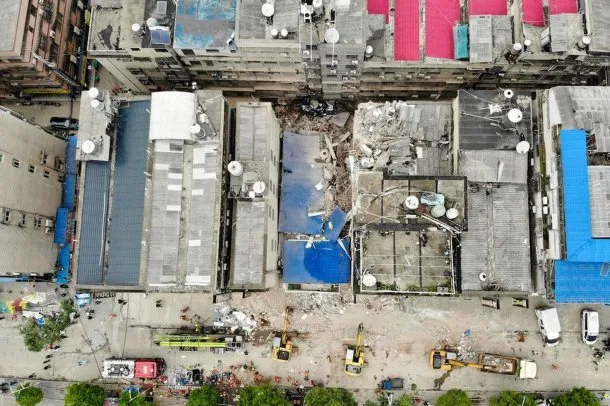 Derrumbe de un edificio en China: buscan a decenas de desaparecidos