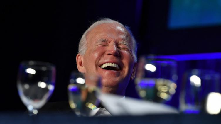 Biden se burló de sí mismo, Trump y la prensa en la cena de gala de periodistas