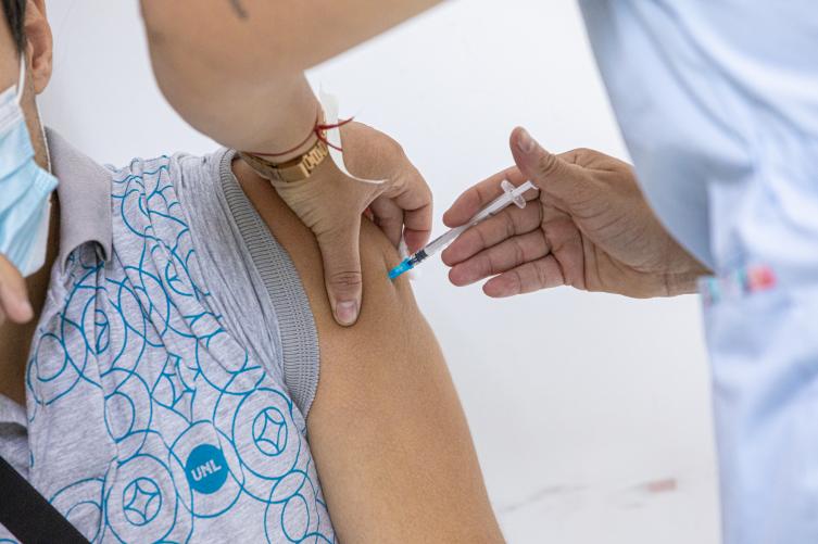 Más de 3.300 dosis fueron aplicadas en los vacunatorios en edificios de la UNL