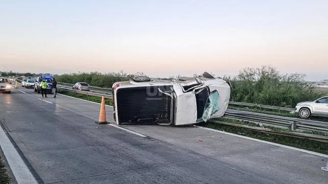 Accidente y vuelco en Av. Circunvalación Oeste