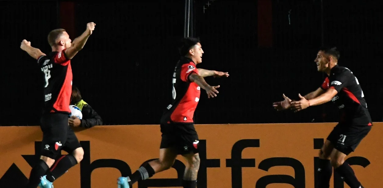 Colón le ganó a Cerro Porteño y sigue vivo en la Libertadores
