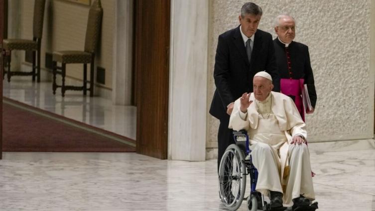 Francisco empezó a usar silla de ruedas para acelerar la recuperación de la rodilla derecha