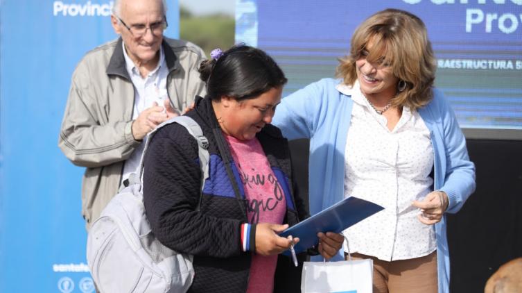 Entregaron certificados de domicilio a 121 familias de Bª Las Lomas 