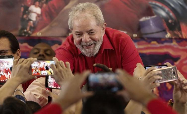 Lula lanza su candidatura presidencial este sábado en un clima polarizado