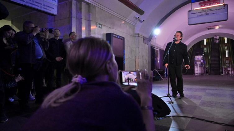 Bono y The Edge brindaron un concierto en una estación de subte de Kiev