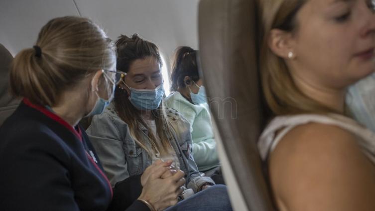 Los barbijos dejan de ser obligatorios en aviones y aeropuertos de la UE