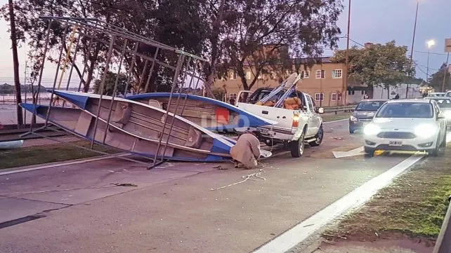 Un auto chocó contra una camioneta que llevaba con 12 piraguas