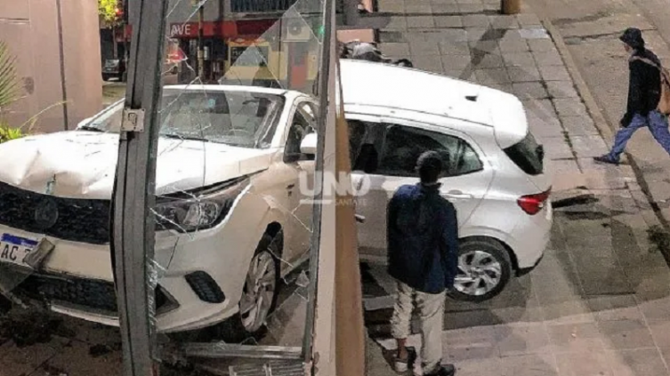 Vehículo terminó incrustado dentro de un edificio 