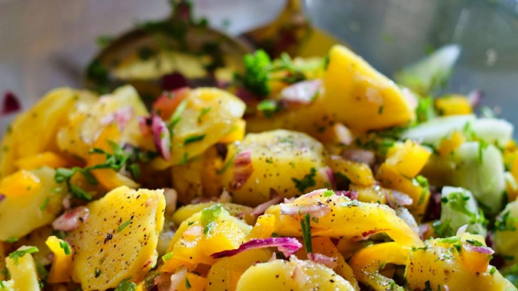 Papas con hierbas, ensalada caliente