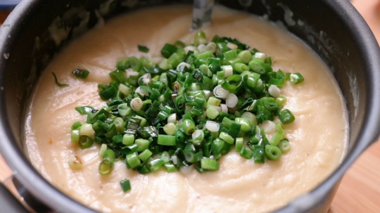 Sopa cremosa de papas y queso
